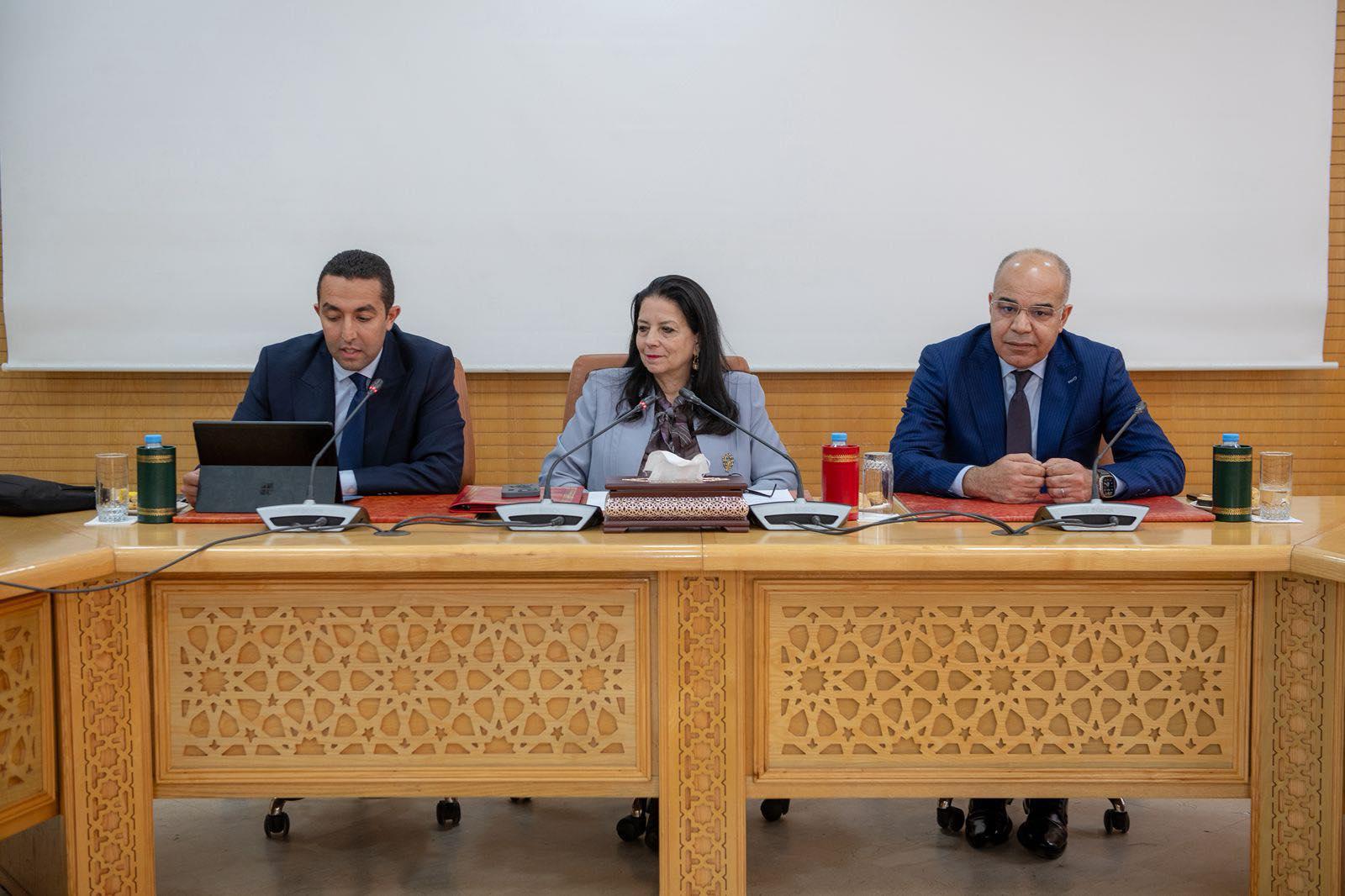 Madame la Ministre a présidé, Lundi 12 Mai 2025, la cérémonie de passation de pouvoir entre Mr Amin Al Mazouaghi Directeur Général de l'ADD et son prédécesseur Mr Mohamed Al Idrissi Al Miliani