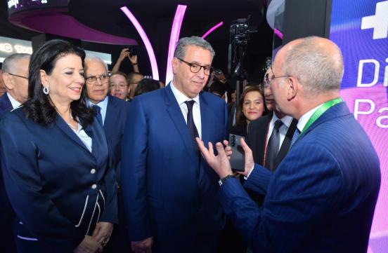 Monsieur le Premier Ministre Aziz Akhnoush et Madame la Ministre Amal Al-Falah Al-Sagroshny, accompagnée d'un certain nombre de ministres et d'autres personnalités, ont fait un tour de terrain du « Gitex Africa Maroc 2026 », organisé à Marrakech.