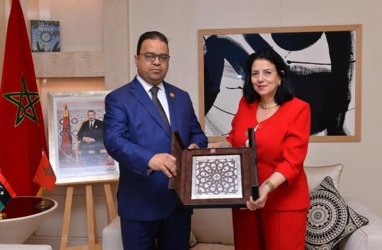 En marge de la 3ème édition du Forum arabe de l’Administration publique Madame la Ministre a tenu des discussions bilatérales avec M. Ali Abid Al-Reza Abu Azoum, le ministre libyen du travail.