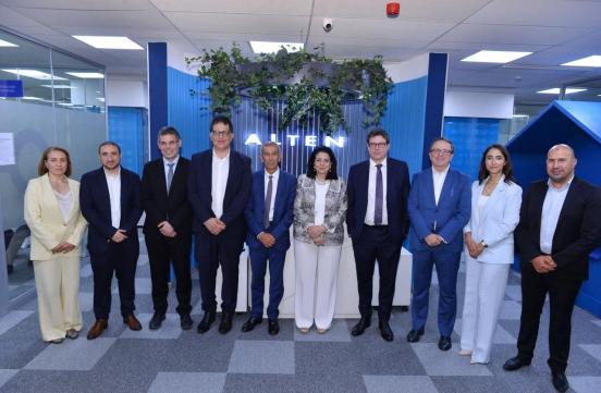 Madame la ministre a signé un accord de partenariat avec le Ministère de l'Industrie et du Commerce, Ministère de l'Enseignement supérieur et le groupe ALTEN pour promouvoir le développement des compétences dans les métiers du numérique et de l’IA.