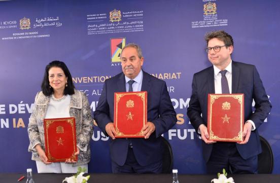 Madame la ministre a signé un accord de partenariat avec le Ministère de l'Industrie et du Commerce, Ministère de l'Enseignement supérieur et le groupe ALTEN pour promouvoir le développement des compétences dans les métiers du numérique et de l’IA.