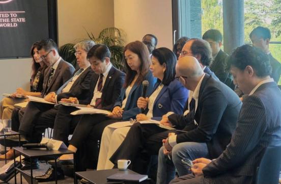 Dans le cadre du Dialogue mondial sur la gouvernance de l’IA organisé à Genève, Madame la Ministre a pris part, ce mercredi 8 juillet 2026, au Dialogue de haut niveau sur une gouvernance de l’intelligence artificielle sûre, sécurisée et digne de confiance.